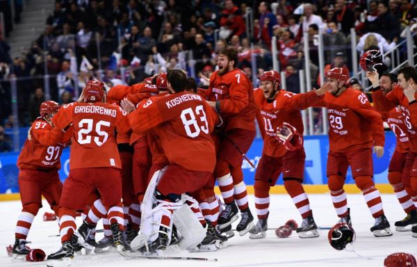 Les Athlètes olympiques de la Russie gagnent l'or en hockey masculin