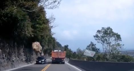 Une grosse pierre tombe sur une route de montagne (Taïwan)