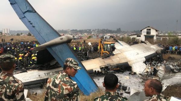 Le crash d'un avion bangladais fait au moins 40 morts au Népal