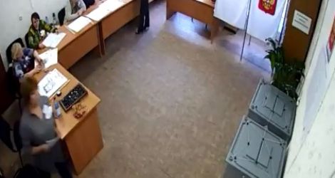 Magouilles dans les bureaux de votes en Russie (vidéo)