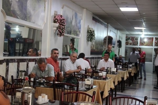 A Karakoçan en Turquie, les pauvres mangent gratuitement dans les meilleurs restaurants