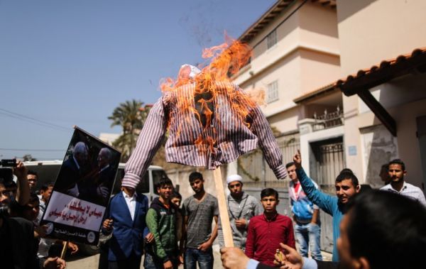 Les Gazaouis brûlent l’effigie d’Abbas suite aux accusations de l'AP