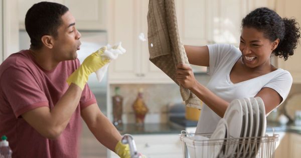 Faites-vous la vaisselle seul ou à deux? Cela peut avoir de vraies conséquences sur votre couple
