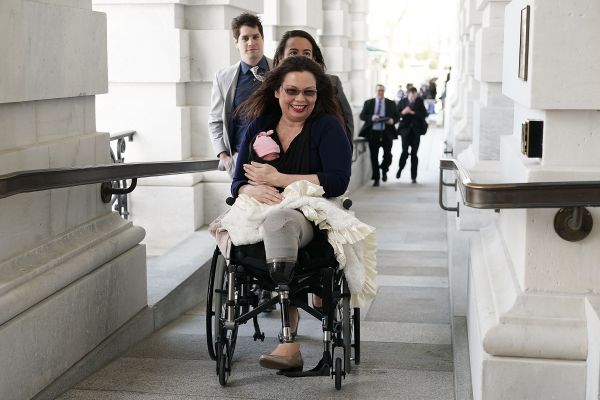 Une sénatrice américaine vote avec son nourrisson dans les bras