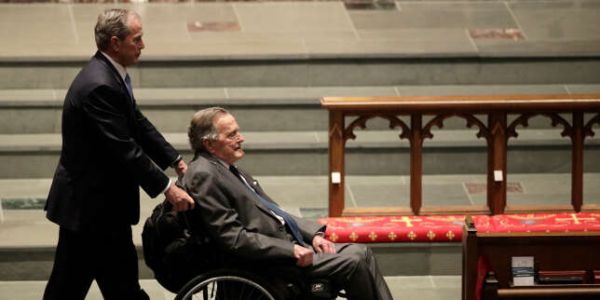 George H. W. Bush hospitalisé après les funérailles de son épouse