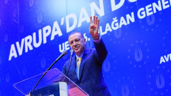 Erdogan appelle les Turcs d'Europe à le soutenir