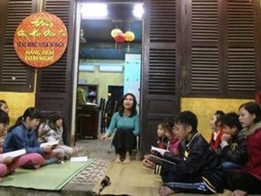 Cours gratuit de musique folklorique dans la ville de Hôi An