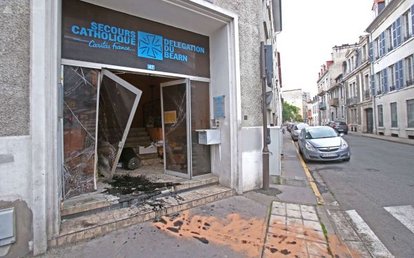 Accident spectaculaire à Pau : une voiture s'encastre dans un immeuble