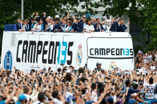 Le Real célèbre son triomphe avec ses supporters dans les rues de Madrid
