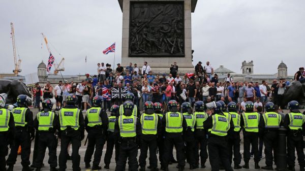 Heurts au cours d'une manifestation de l'extrême droite à Londres