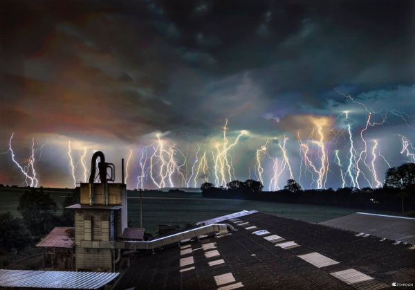 La plus belle photographie d'orages de ces derniers jours par Frantisek Zvardon
