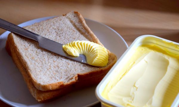 Plan anti-pauvreté: Macron annonce des bons de réduction de 0,20 € sur la margarine