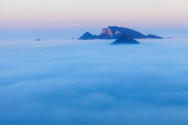 Les montagnes se réveillent dans le brouillard sur les photographies de Magda Chudzik