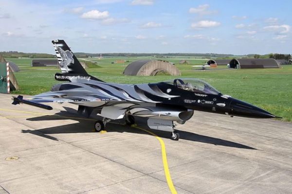 Avec « Vador » le F-16 solo display belge passe à la livrée obscure