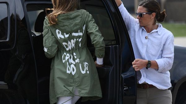 "Je m'en fiche complétement, et vous ?" : la veste de Melania Trump pour son voyage à la frontière mexicaine fait polémique