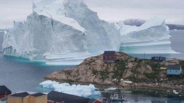 VIDÉO - Groenland : un gigantesque iceberg à la dérive menace un petit village