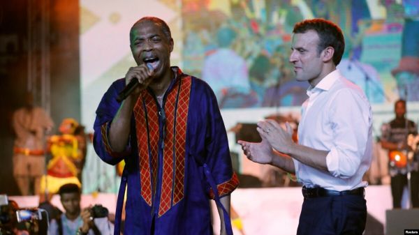 Le chanteur Femi Kuti salue la visite du président Macron dans son club à Lagos