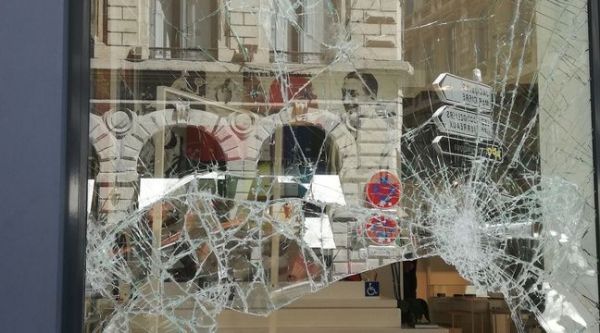VIDÉO. Lyon : « C'est lamentable », se désolent les gérants des commerces pillés ou cassés après la Victoire des Bleus