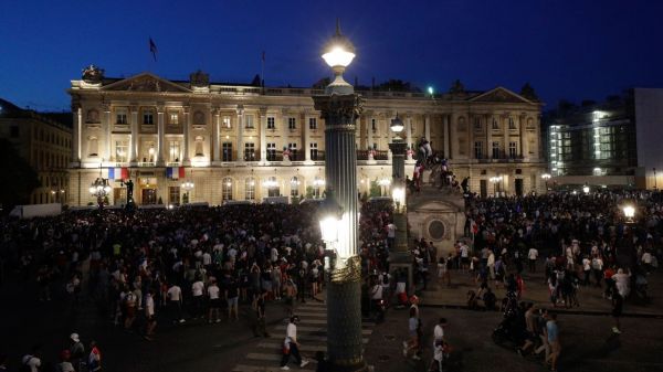 VIDÉO - Massés devant le Crillon, des milliers de supporters ont attendu les Bleus pour rien lundi soir