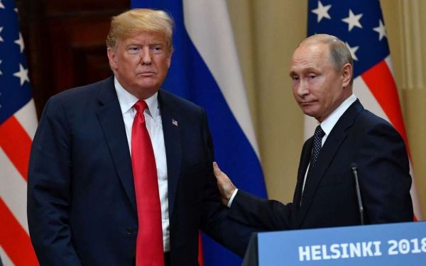 "Faiblesse", "honte", "folie"... : l'attitude de Trump face à Poutine unanimement condamnée