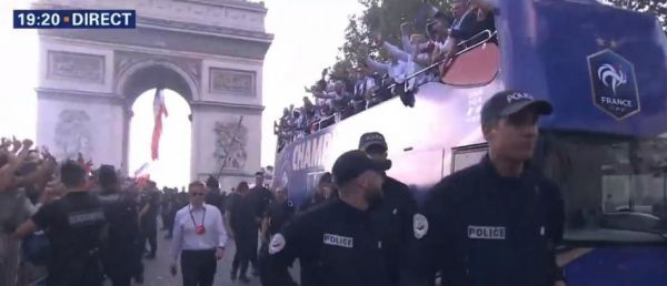 Mais pourquoi le bus des Bleus est-il allé aussi vite les Champs Elysées, décevant des dizaines de milliers de personnes ? Une descente en 10 minutes contre 4 heures en 1998