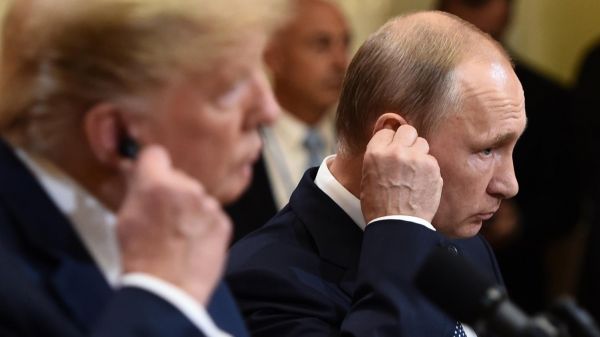"Rien de moins qu'un acte de trahison" : la polémique autour des échanges entre Trump et Poutine résumée en quatre actes