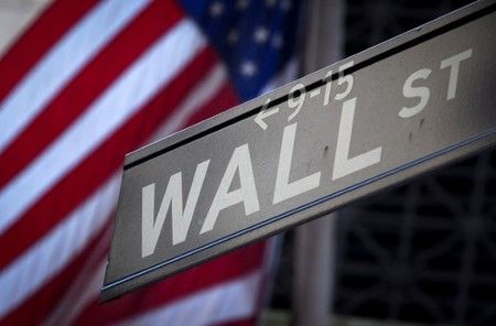 Wall Street, aidée par Amazon et le patron de la Fed, termine en hausse