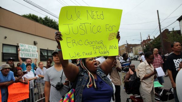 New York: 4 ans après la mort d'un homme noir, la police lance des procédures