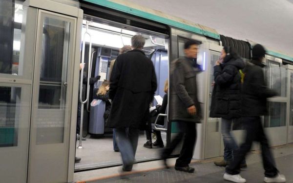 Vidéos. Panne géante dans le métro parisien, des passagers obligés de descendre sur les voies
