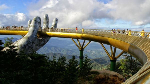 Un pont spectaculaire soutenu par deux mains en béton inauguré au Vietnam