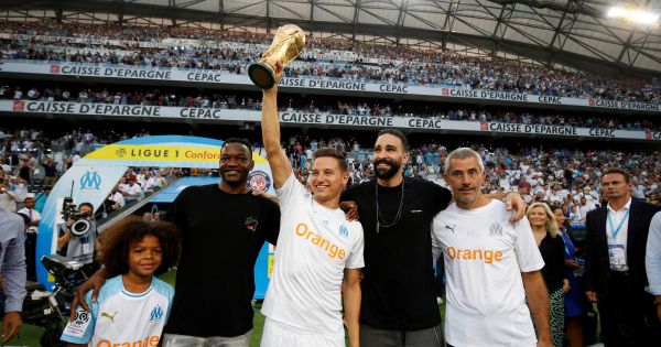 OM-Toulouse: le trophée de la Coupe du monde présenté au Vélodrome par Mandanda, Thauvin et Rami