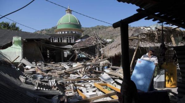 Séisme à Lombok : "Il va y avoir un problème humanitaire, des morts sont encore ensevelis"