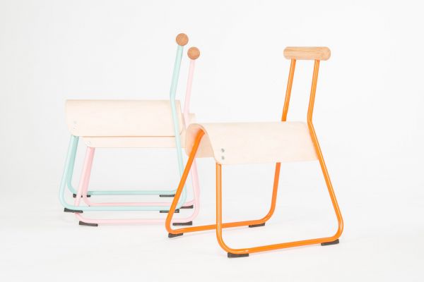 Le designer Masahiko Ito réinvente la chaise d’écolier