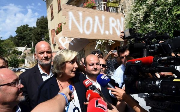 Vidéos. "Cassez-vous !" : Marine Le Pen chahutée dans un village du Var