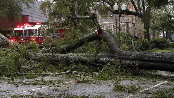 L'ouragan Florence, rétrogradé en tempête tropicale, a fait au moins quatre morts