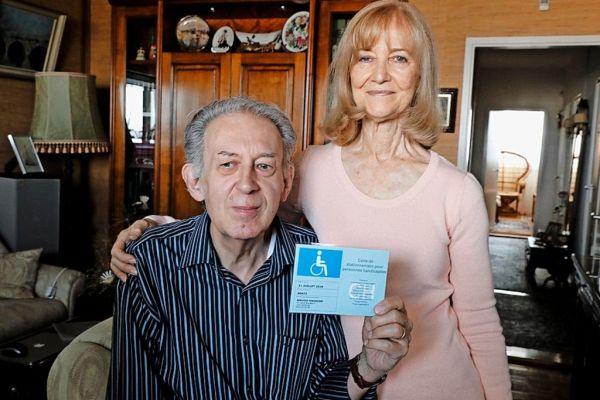Privé de sa carte de stationnement, un aveugle de 72 ans s'insurge