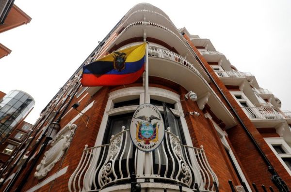 Assange a renoncé à l'asile offert par Quito