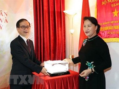 La présidente de l'AN Nguyên Thi Kim Ngân visite l'ambassade du Vietnam en Turquie