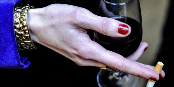 Oui, l'alcool (et surtout le vin) est beaucoup moins taxé en France que le tabac
