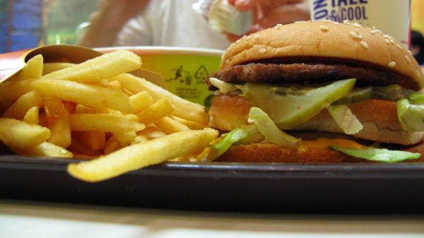Paris : une association accuse deux restaurants McDonald's et KFC de ne pas trier leurs déchets et porte plainte