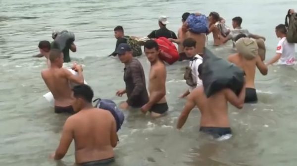 VIDÉO - "Caravane de migrants" : des centaines de Honduriens traversent un fleuve pour entrer illégalement au Mexique