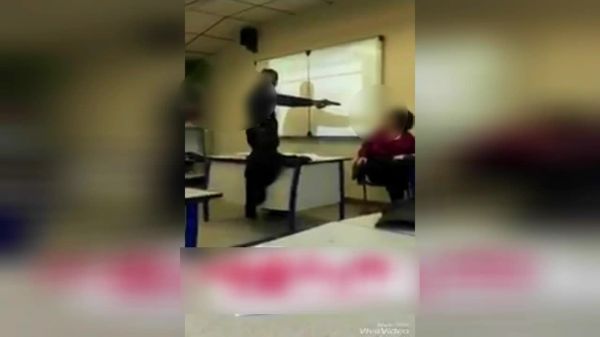 EN DIRECT - Un lycéen braque une arme sur son enseignante : Blanquer annonce des"sanctions très fermes"