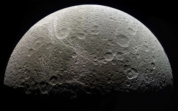Dioné, lune de Saturne, est couverte de mystérieuses stries rectilignes