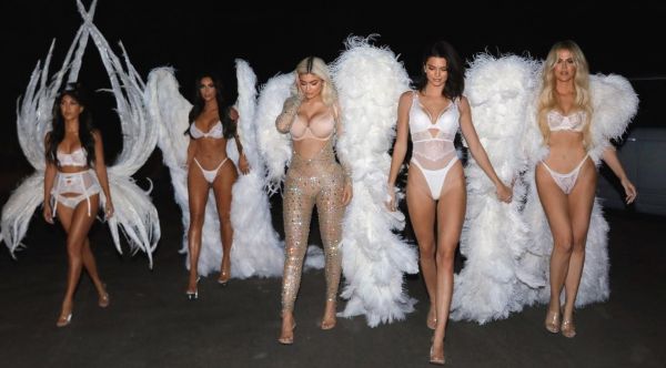 Le défilé torride des soeurs Kardashian