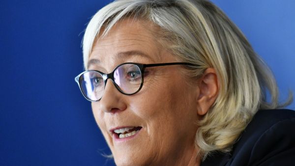 Macron "extrêmement maladroit" sur Pétain, estime Marine Le Pen