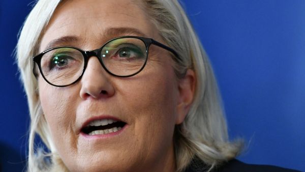 Marine Le Pen dénonce le "mépris" du gouvernement à l'égard des ...