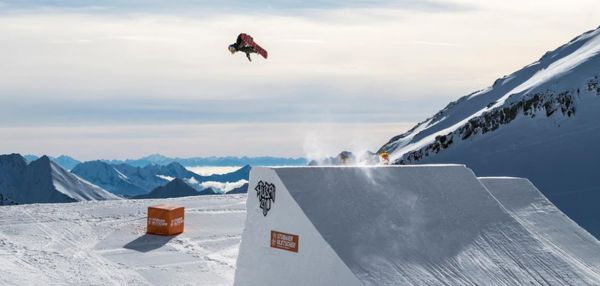 World First : une snowboardeuse pose un Triple Cork sur un Big Air