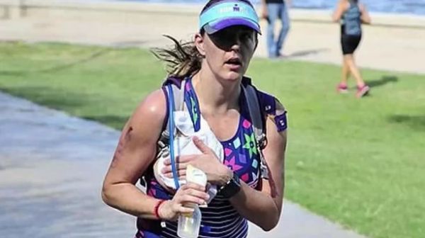 Elle tire son lait en plein triathlon : la photo devenue virale d'une maman Wonder Woman