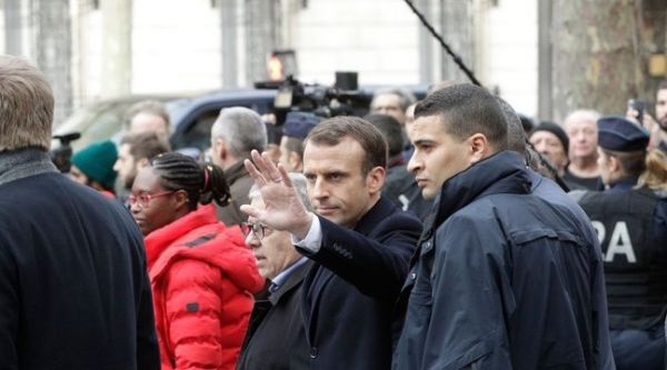 «Gilets jaunes» à Paris: Emmanuel Macron a déjeuné avec des policiers mobilisés lors des violences