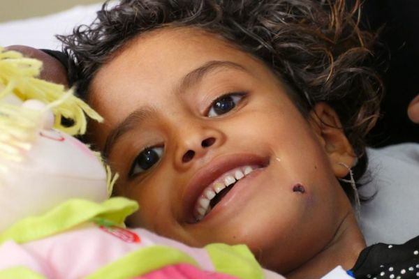 [Silence dans le P.A.F] "Je meurs, papa" : Iman jouait dans son jardin yéménite quand l'attaque aérienne saoudienne a frappé (ABCnet)